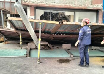 Ankara’da, yıkımı yapılan binanın çevresine çekilen bariyer caddeye devrildi; 3 yaralı