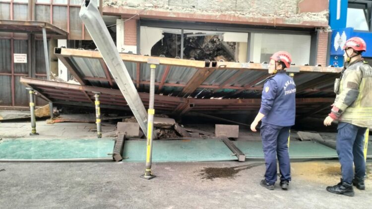 Ankara’da, yıkımı yapılan binanın çevresine çekilen bariyer caddeye devrildi; 3 yaralı