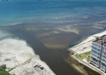 Küçükçekmece'deki Menekşe Deresi'nin rengi kahverengiye büründü