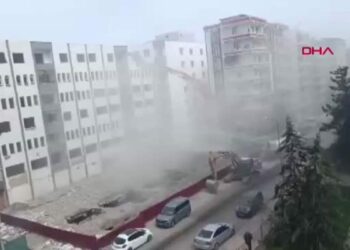 Diyarbakır’da ağır hasarlı bina kontrollü yıkıldı