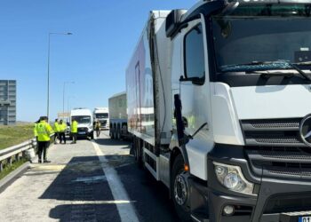 Çatalca'da 3 aracın karıştığı zincirleme kaza; TIR şoförü ağır yaralandı