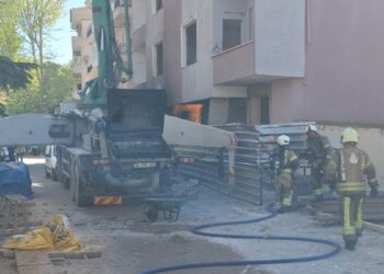 Kartal’da 4 katlı binanın doğalgaz kutusu alev aldı