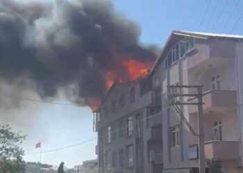 4 katlı binanın çatısı alev alev yandı