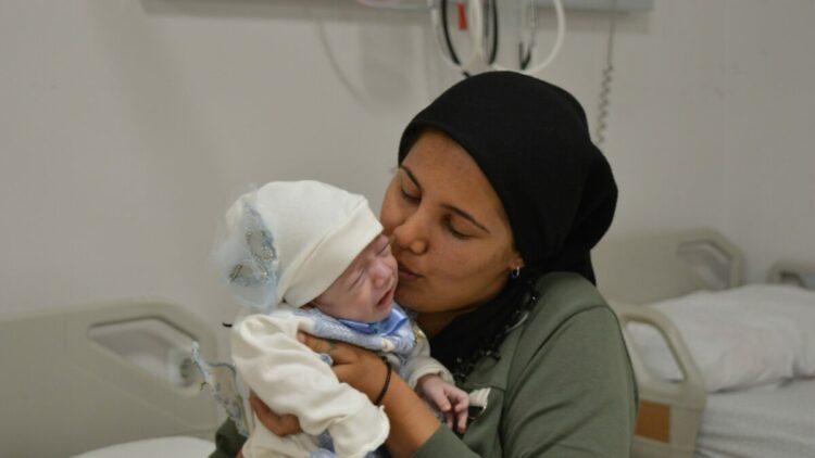 İç organları göğüs kafesinde doğan Reyyan bebek, ameliyatla sağlığına kavuştu