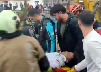 Yıkım sırasında enkazın altında kalan iş makinesinin operatörü yaralandı