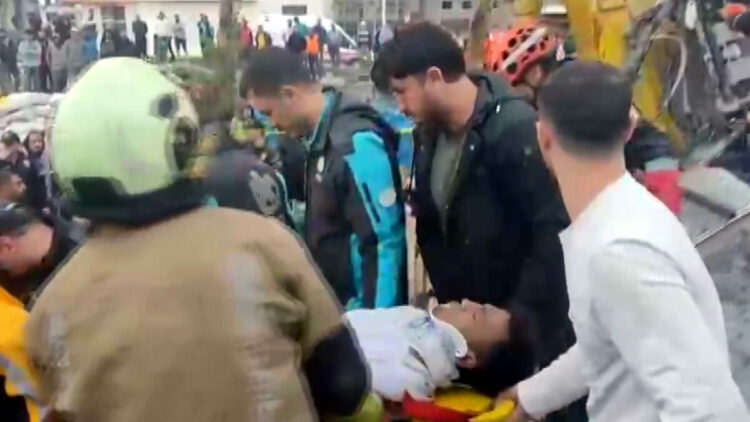 Yıkım sırasında enkazın altında kalan iş makinesinin operatörü yaralandı