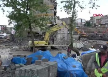 Kahramanmaraş’ta enkaz altında kalan iş makinesinin operatörü yaralandı