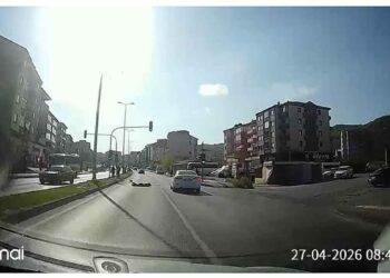 Otomobilin çarptığı üniversite öğrencisi yaralandı; kaza anı kamerada