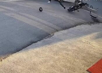 Sanayi sitesinde motosiklet ile otomobilin çarpıştığı kaza kamerada