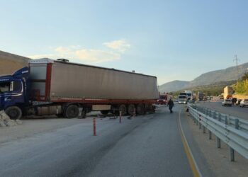 İstinat duvarına çarpan TIR'daki mermerler, otomobildekilerin üzerine düştü; 1 ölü, 3 yaralı