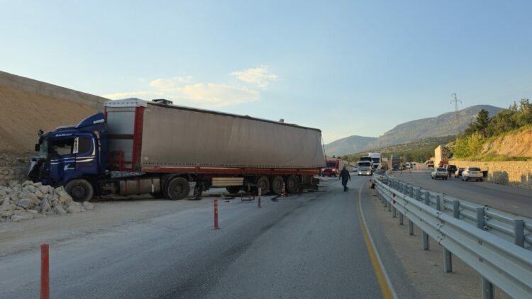 İstinat duvarına çarpan TIR'daki mermerler, otomobildekilerin üzerine düştü; 1 ölü, 3 yaralı