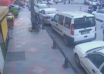 Pendik'te manevra yapan motosikletli park halindeki araca çarptı; kaza kamerada