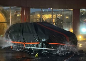 Şişli'de 34 katlı plazanın otoparkındaki elektrikli cip alev alev yandı