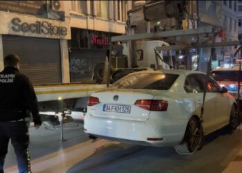 Kadıköy'de 'Huzur İstanbul' denetimi; durdurulan araçta uyuşturucu madde ele geçirildi