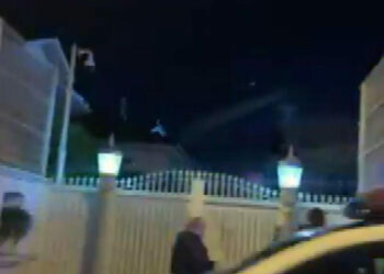 İstanbul Boğazı'nda gemi karaya oturdu - 1