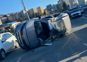 Seyrantepe’de trafik levhasına çapıp takla atan araç kamerada