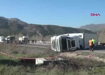 Sivas'ta TIR'ın devrildiği kaza nedeniyle ulaşım aksadı