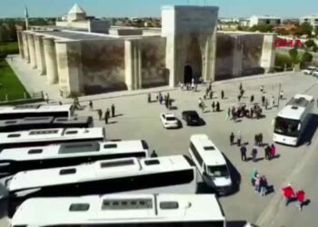 Turistler, Türk dizilerinden etkilenip Sultanhanı'na geliyor