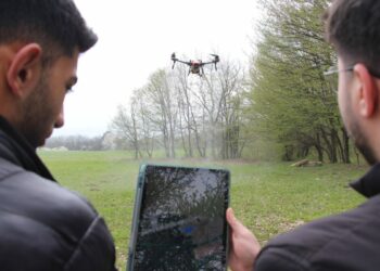 Zirai dron kullanan öğrenciden, üniversitede arkadaşlarına uygulamalı ilaçlama ve gübreleme eğitimi