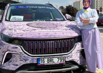Otomobilini Türk motiflerinin yer aldığı mor renkli halıyla kapladı