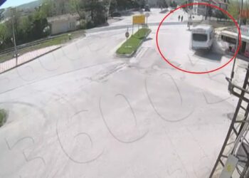 Alkollü sürücünün yaptığı kaza kamerada; 2 öğrenci son anda kurtuldu