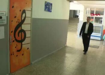 Onur öğretmen engel tanımadı, müzikle ilham oldu