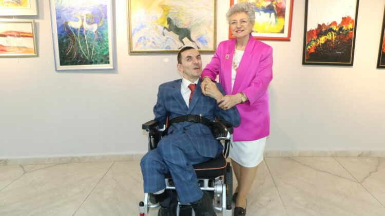 52 yıldır yatalak oğluna bakan emekli öğretmenden 15’inci resim sergisi