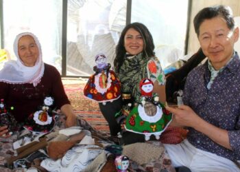 Japon sanatçı, 12 bin 500 kilometreden bez bebek tutkusu için Kayseri’ye geldi