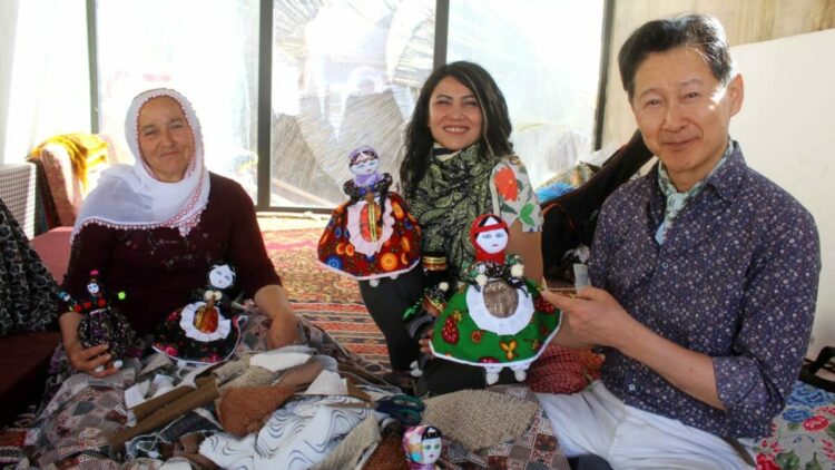 Japon sanatçı, 12 bin 500 kilometreden bez bebek tutkusu için Kayseri’ye geldi