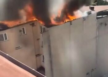Sarıyer’de 5 katlı binanın çatısı alev alev yandı; mahallede panik yaşandı