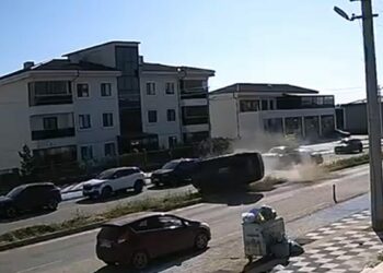 Otomobilin, başka bir araca çarpıp taklalar attığı kaza kamerada: 2'si çocuk, 5 yaralı