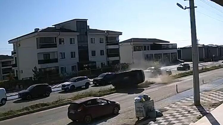 Otomobilin, başka bir araca çarpıp taklalar attığı kaza kamerada: 2'si çocuk, 5 yaralı