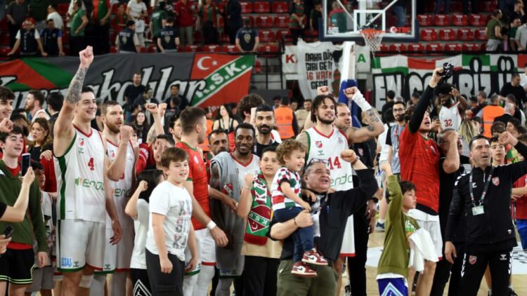 Karşıyaka'nın potada önünde iki final kaldı