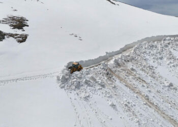 Ordu'da 4 metreyi bulan karla mücadele çalışması