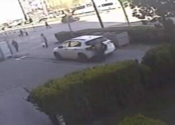 Sürücüsünün geri manevra yaptığı otomobil kadına çarptı; kaza kamerada