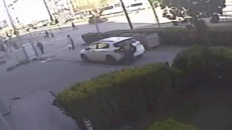 Sürücüsünün geri manevra yaptığı otomobil kadına çarptı; kaza kamerada