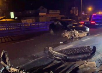 Otomobil, köprüdeki korkuluklara çarptı; 3 yaralı