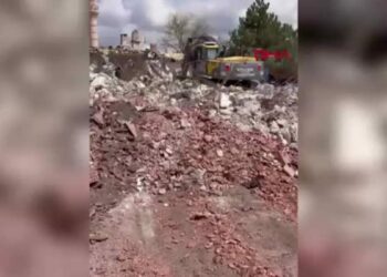 İş makinesi operatörünün Türk bayrağı hassasiyeti kamerada