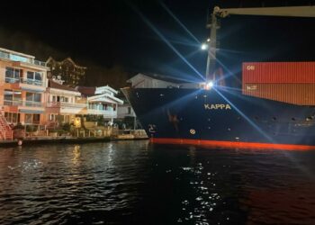 Sarıyer’de geminin karaya oturduğu anlar kamerada; iş kadının yalısı hasar aldı