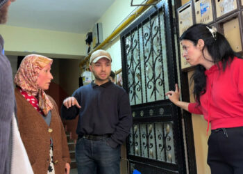 Avcılar'da 'çöp ev'in tahliyesi yeniden başladı, ev sahibi ile komşular tartıştı