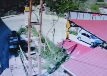 Otomobile çarpan minibüsün şarampole uçtuğu kaza kamerada