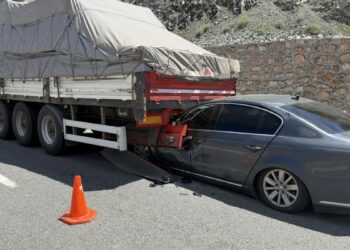 TIR'ın altına giren otomobilin sürücüsü yara almadan kurtuldu