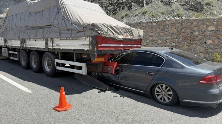 TIR'ın altına giren otomobilin sürücüsü yara almadan kurtuldu