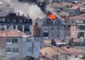 Üsküdar'da 5 katlı binanın çatısı alev alev yandı