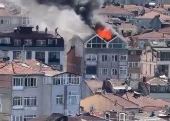 Üsküdar'da 5 katlı binanın çatısı alev alev yandı