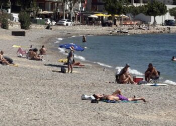 Bodrum'da sıcak havayı fırsat bilenler sahilleri doldurdu