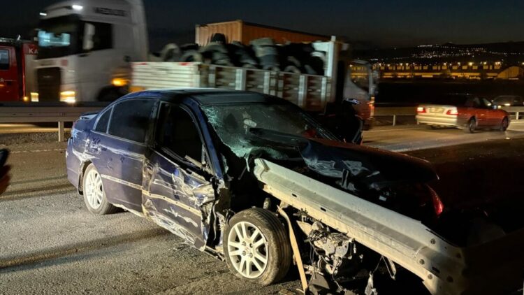 Kayseri’de otomobil bariyerlere saplandı: 1 ağır yaralı