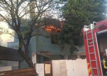 Avcılar'da boşaltılan 3 katlı anaokulunun çatısı alev alev yandı