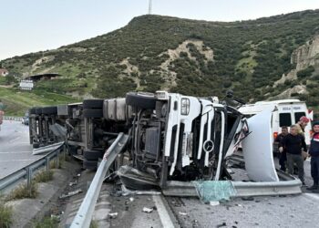 Manisa’da devrilen TIR’ın sürücüsü yaralandı; ulaşımda aksama yaşandı