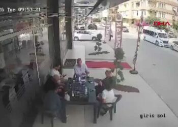 Tarsus’ta tavuk uçarak masaya kondu, çevresindekiler panik yaşadı